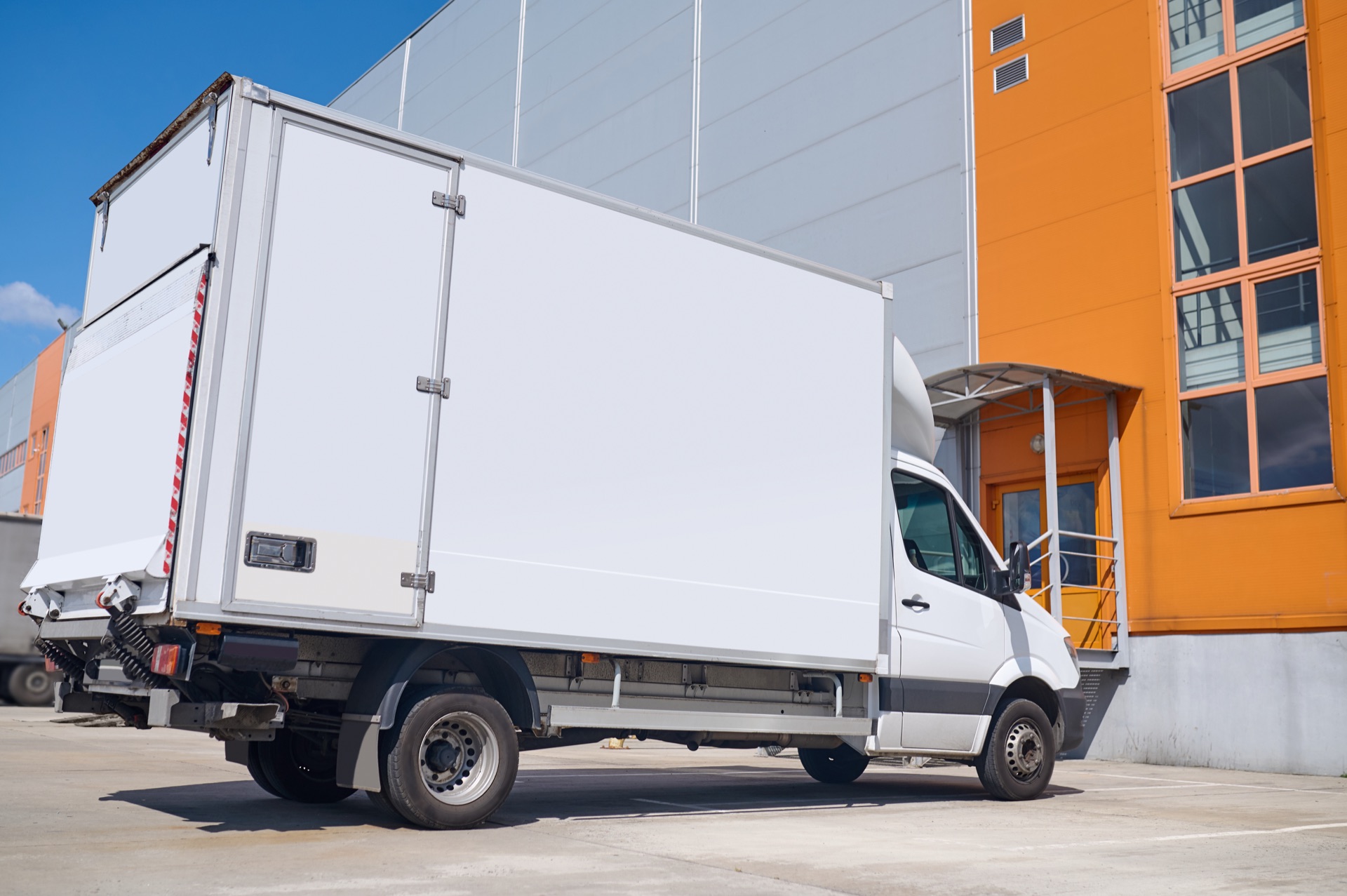 LKW mit palettierten Baustoffen für die Bauindustrie